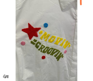 🌟 GOOD VIBES: WEISSE BAUMWOLLBLUSE MIT BUNTER "DANCING & SINGING" STICKEREI