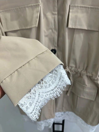 🌿 STYLISCHE ÜBERGANGSJACKE: OLIV/KAKI-LOOK MIT EDLEN SPITZEN-DETAILS