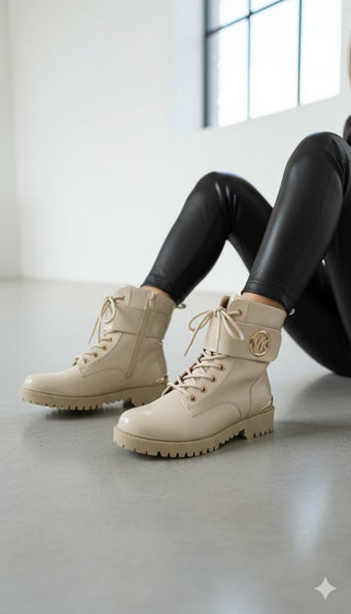 🥾 BOOTS HOCHGLANZ LACK BEIGE MIT GOLDVERZIERUNG