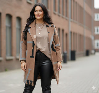 🧥 EDLER WOLLMANTEL MIT TYPO-PRINT (CAMEL)