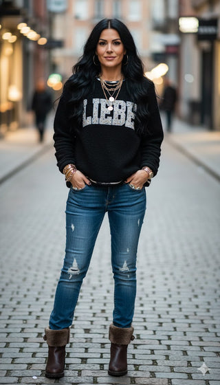 🩶 KUSCHELFELL-PULLI IN SCHWARZ MIT LIEBE-AUFDRUCK