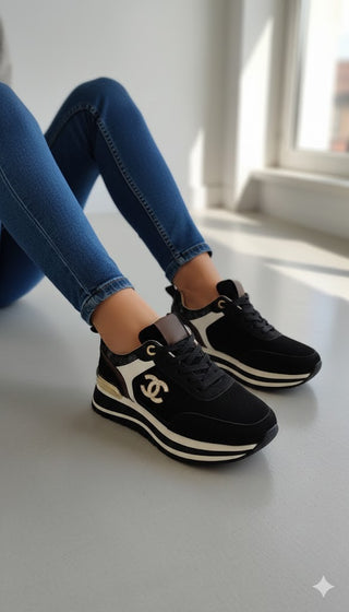 👟 SNEAKER SCHWARZ WILDLEDERIMITAT MIT CC-BROSCHE