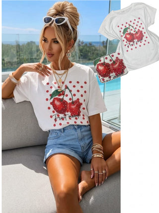 👕 T-SHIRT „CHERRY“ S106– WEISSES SHIRT MIT KIRSCHPRINT & WEISSEN PERLEN