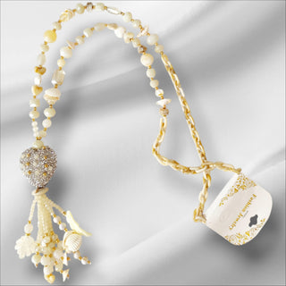 Statementkette in Beige-Weiß mit Herzanhänger, Muscheln und Quasten