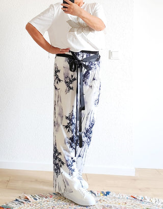 Leichte Satinhose – Schwarz-Weiß mit Pflanzenmuster – Größe 40-44