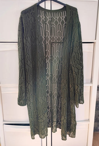 Leichter Cardigan mit tollem Häkelmuster – Oliv – Größe 36-48
