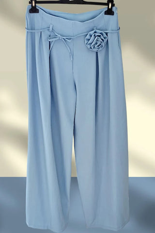 🦋ELEGANTE HOSE „ROSE GARDEN“ – HELLBLAU MIT ROSENBROSCHE