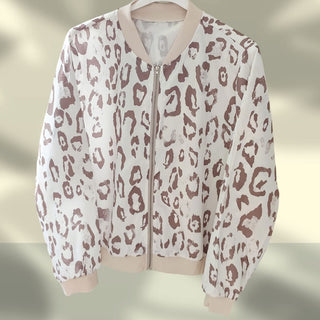 Leichte Bomberjacke mit Leo-Print – Weiß-Braun, tragbar von Größe 36 bis kleine 48