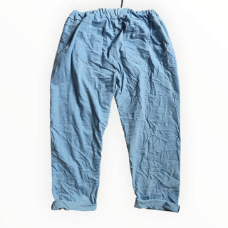 Curvy Jeans – Hellblau mit Love-Schrift und bunten Klecksen – tragbar von Größe 48 bis 54