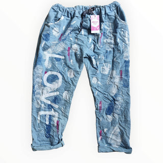 Curvy Jeans – Hellblau mit Love-Schrift und bunten Klecksen – tragbar von Größe 48 bis 54