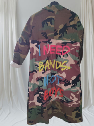 Auffälliger Camouflage-Tarnmustermantel mit Schrift 36-46