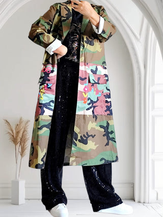 Auffälliger Camouflage-Tarnmustermantel mit Schrift 36-46