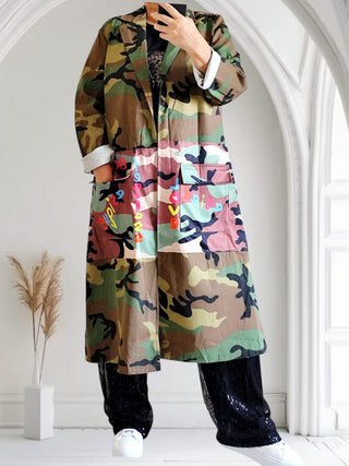 Auffälliger Camouflage-Tarnmustermantel mit Schrift 36-46