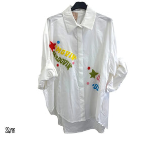 🌟 GOOD VIBES: WEISSE BAUMWOLLBLUSE MIT BUNTER "DANCING & SINGING" STICKEREI